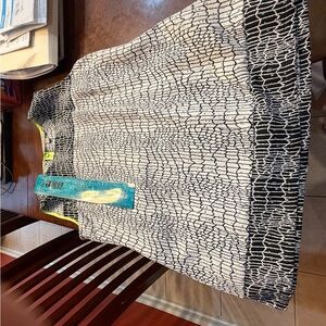 Black and White Textured Banana Republic Ladies top size 4: NWOT.